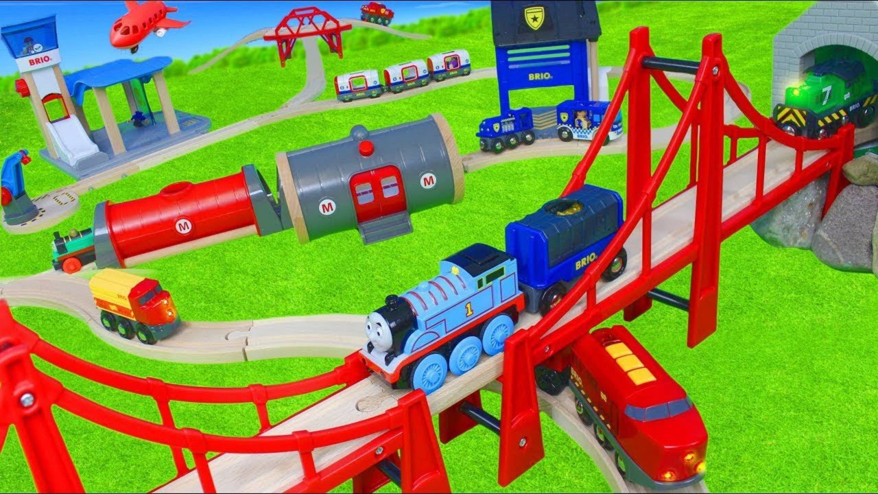 Поезда ходят по деревянному городу