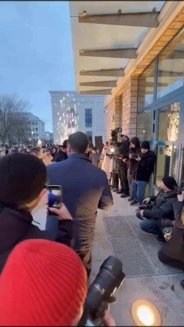 р. Лазар устанавливает мезузу на еврейском общинном центре в Могилёве, Беларусь.