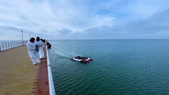 Вот в таких объемах водолазы убирают мазут в Черном море