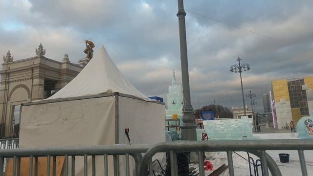ВДНХ город Москва. Иду на концерт.