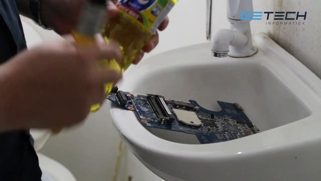 CAIU ÁGUA NO NOTEBOOK + APRENDA A LAVAR E SECAR A PLACA (Final)