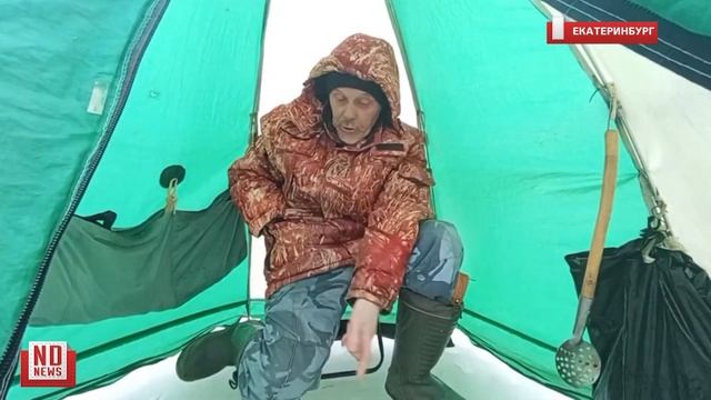 Рыбаки идут на рыбалку, несмотря на тающий под ними лед