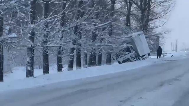 На въезде в Красный Сулин с трассы «Дон» машина улетела с дороги.