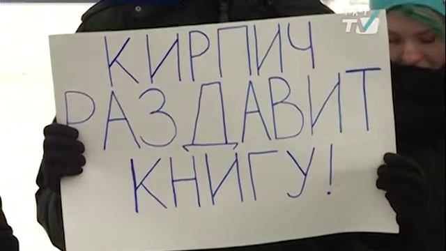 Студенты и педагоги полиграфического техникума вышли  на Марсово поле с плакатами