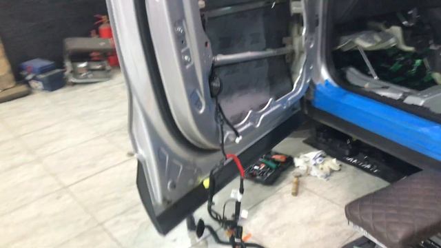 Hyundai Santa Fe добавили акустического комфорта. Установили вибро- звуко- шумоизоляцию Комфортмат.