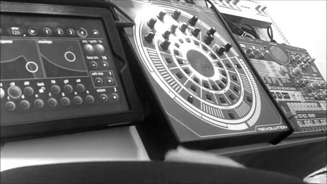 Acid on the IPad - MIDI Clock Sync to Korg EMX and FutureRetro