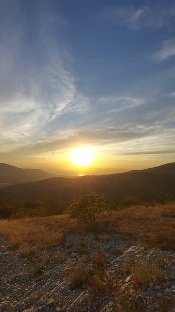 Солнце садится над Новороссийском ⛰️