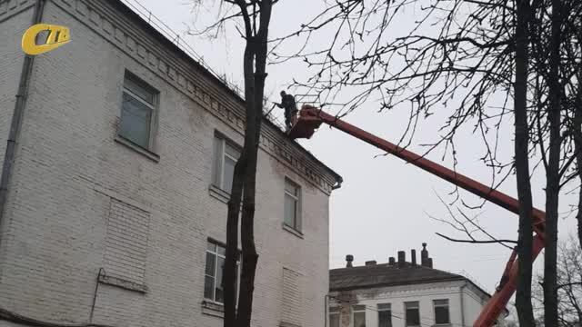 В ЦЕЛЯХ БЕЗОПАСНОСТИ, ПРОВЕДЕНА ОБРЕЗКА ДЕРЕВЬЕВ ВОЗЛЕ ДОМА №5 ПО БОЛЬНИЧНОМУ ПЕРЕУЛКУ