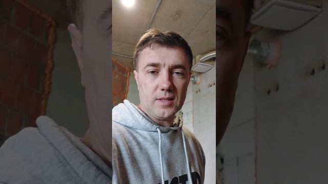 Как я перерезал трубу отопления. Фонтан достал до потолка.☝️🫢
