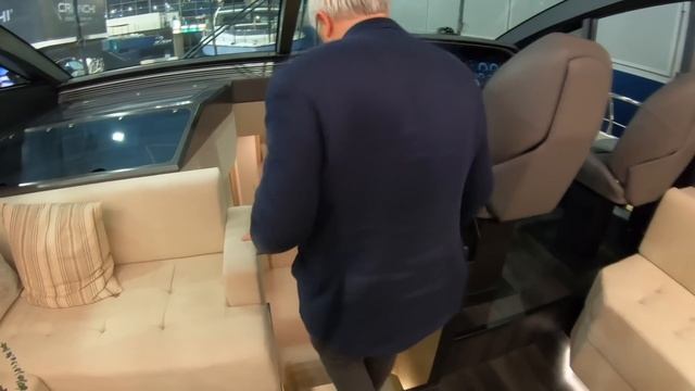 Pearl 62 yacht tour | Designer Bill Dixon shows us around this new flybridge | Motor Boat & Yachtin