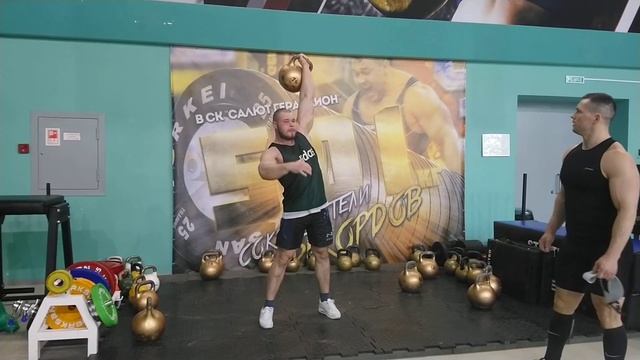 РОМА МАЛЫШ. ЖИМ ГИРИ 76КГ ЛЕВОЙ РУКОЙ В СК САЛЮТ ГЕРАКЛИОН.LEFT-HAND 76KG KETTLEBELL CLEAN AND PRES