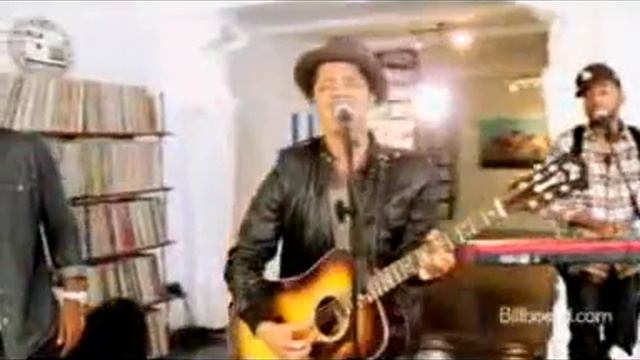 Bruno Mars- Grenade (Live) AMAZING! (ideal for youtube to mp3 downloads)