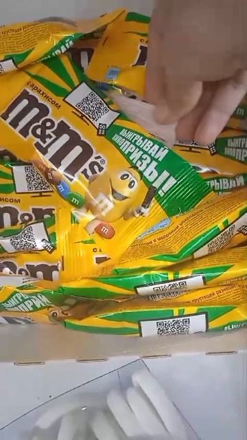 Разложила визитки игры в кальмара в магазине
