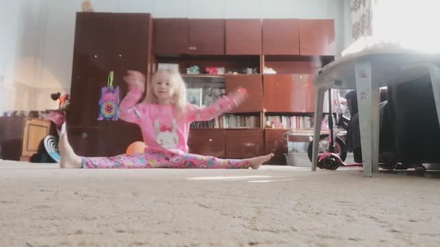 Танец под песню Должен он бежать и прыгать - Эмилия