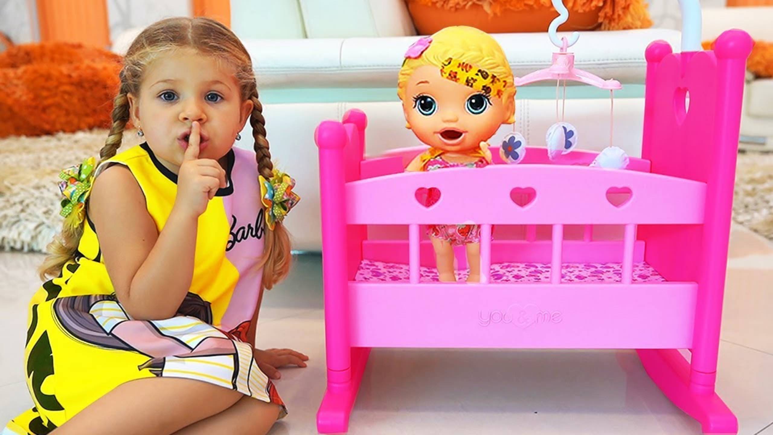 Диана и Рома. Рома как няня для кукол Baby Alive