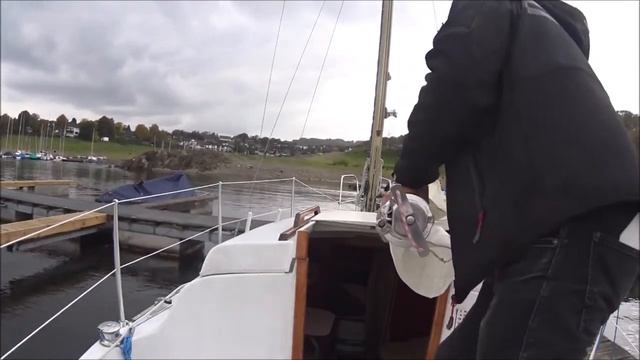 Vorbereitung zum Mastlegen und  Auskranen/Slippen. Segelboot Neptun 22. Segeln. Ende der Segelsaiso