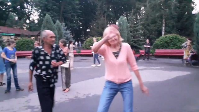 ЕЁ ЧАРЫ ВСЁ СИЛЬНЕЕ! ТАНЦЫ В ПАРКЕ ГОРЬКОГО ХАРЬКОВ СЧАСТЛИВЫЕ ДНИ