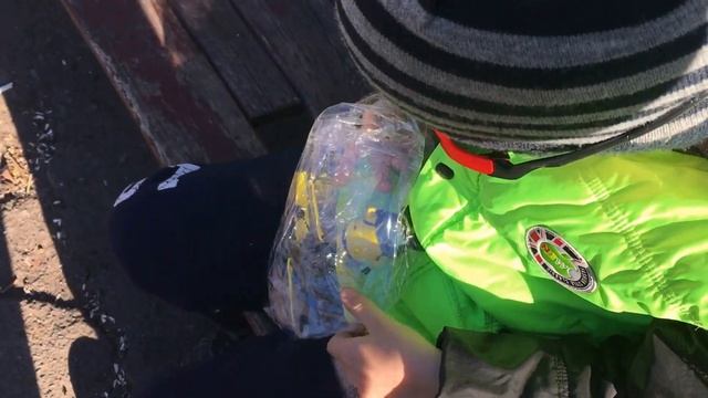 Распаковываем посылку с летающим Миньоном. Илья его ловит , а он улетает. Было смешно