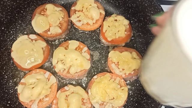 МЯСО С ПОМИДОРОМ ПОД СЫРОМ В СЛИВОЧНОЙ ЗАЛИВКЕ, ГОТОВИТСЯ БЫСТРО, ВКУСНО И МЯСО СОЧНОЕ