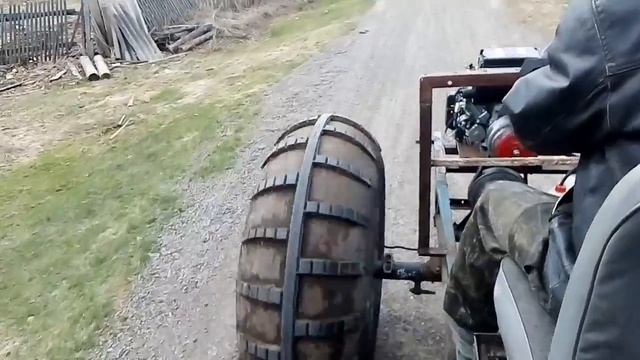 Пробный заезд на самодельном вездеходе.