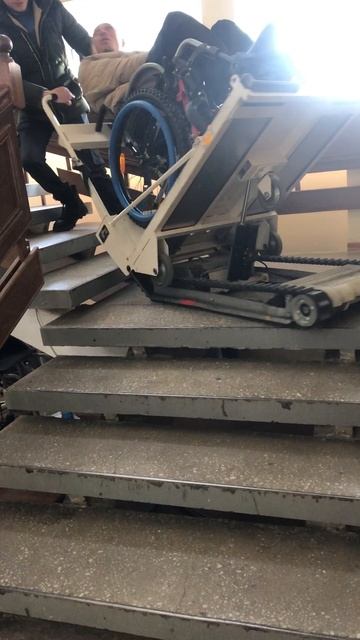 Подъемник на гусеницах по ступенькам для людей на инвалидных колясках.