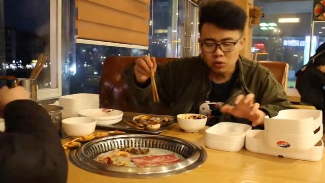 55块钱一位的海鲜自助，吃多少才算回本？小伙竟从白天吃到晚上