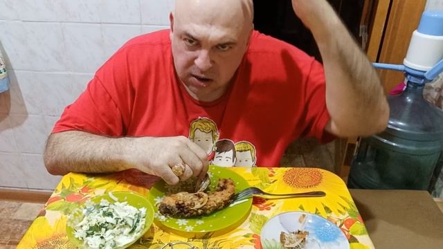 Мукбанг. Сазан жареный, салат из пекинской капусты и морс. Зима к нам пришла, настоящая.