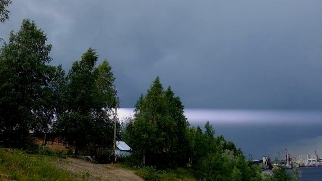 Удар молнии в землю