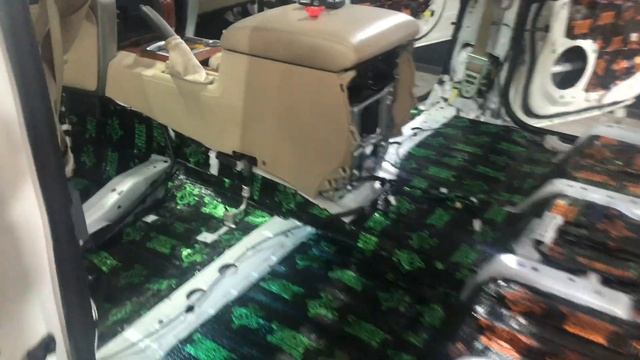 Toyota Land Cruiser 200 зашумлена не плохо, но дополнительная шумоизоляция ещё никому не помешала.