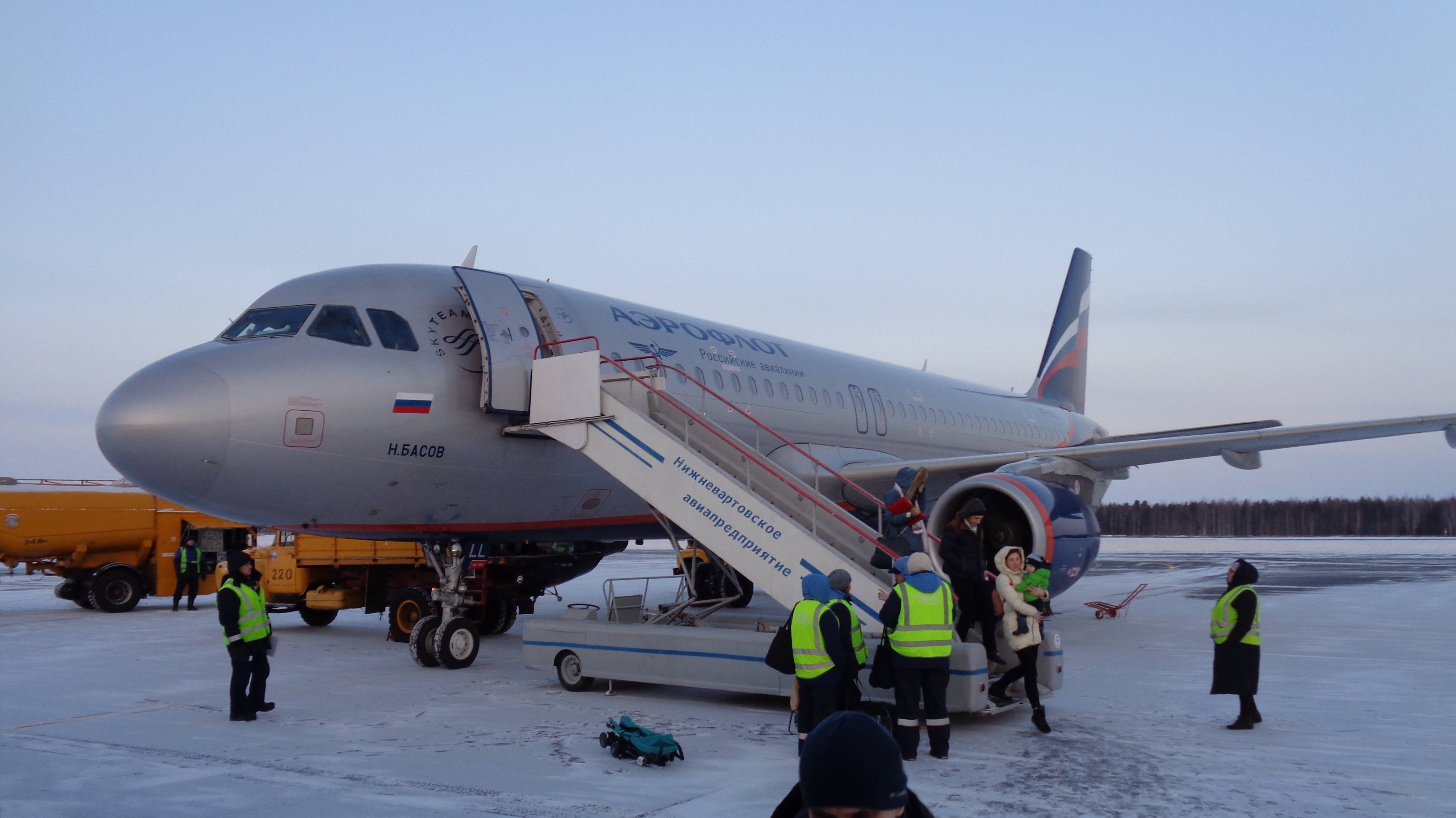 Посадка в Нижневартовске. А320-200 VP-BLL Н.Басов SU1472. 08.03.18  -17С