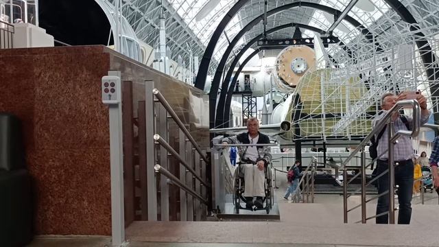 подъемник в павильоне Космос
