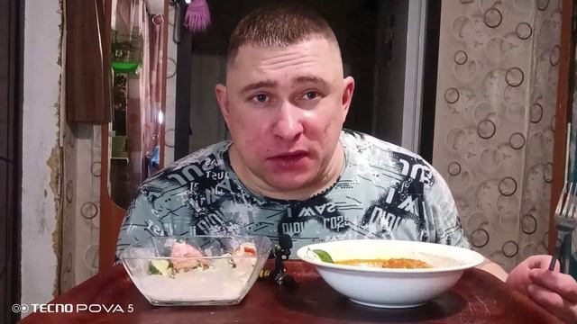 мукбанг/обжор/тефтели в томатном соусе,овощной салат с майонезом/