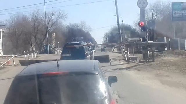 хитрый водитель джипа на жд переезде