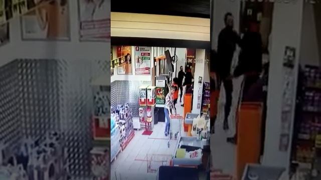 Воры пытаются убежать из магазина после кражи второй день подряд.