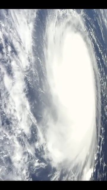 Циклон над Тихим Океаном из Космоса
