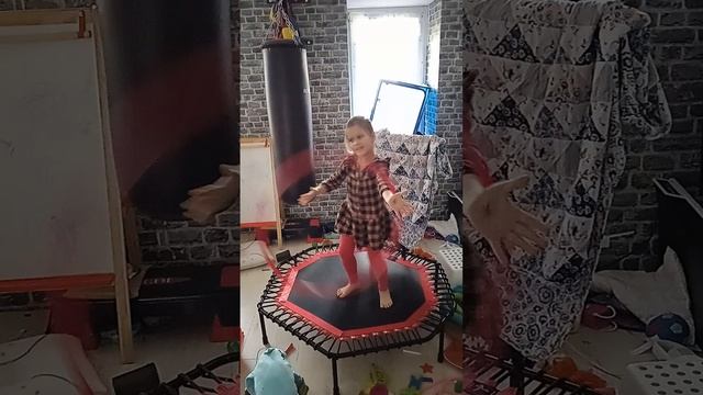 работа с обручем на батуте