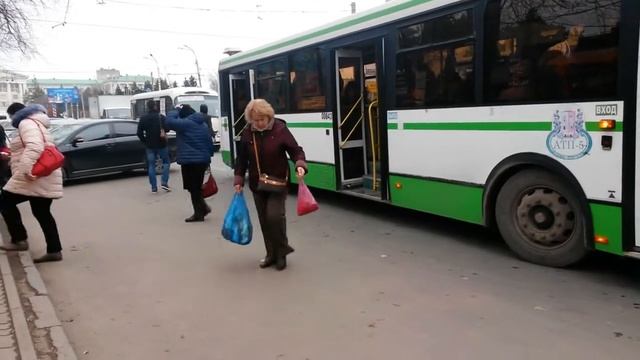 Самые ужасные остановки в городе у ЦГБ. Как маломобильным пациентам сесть на транспорт?