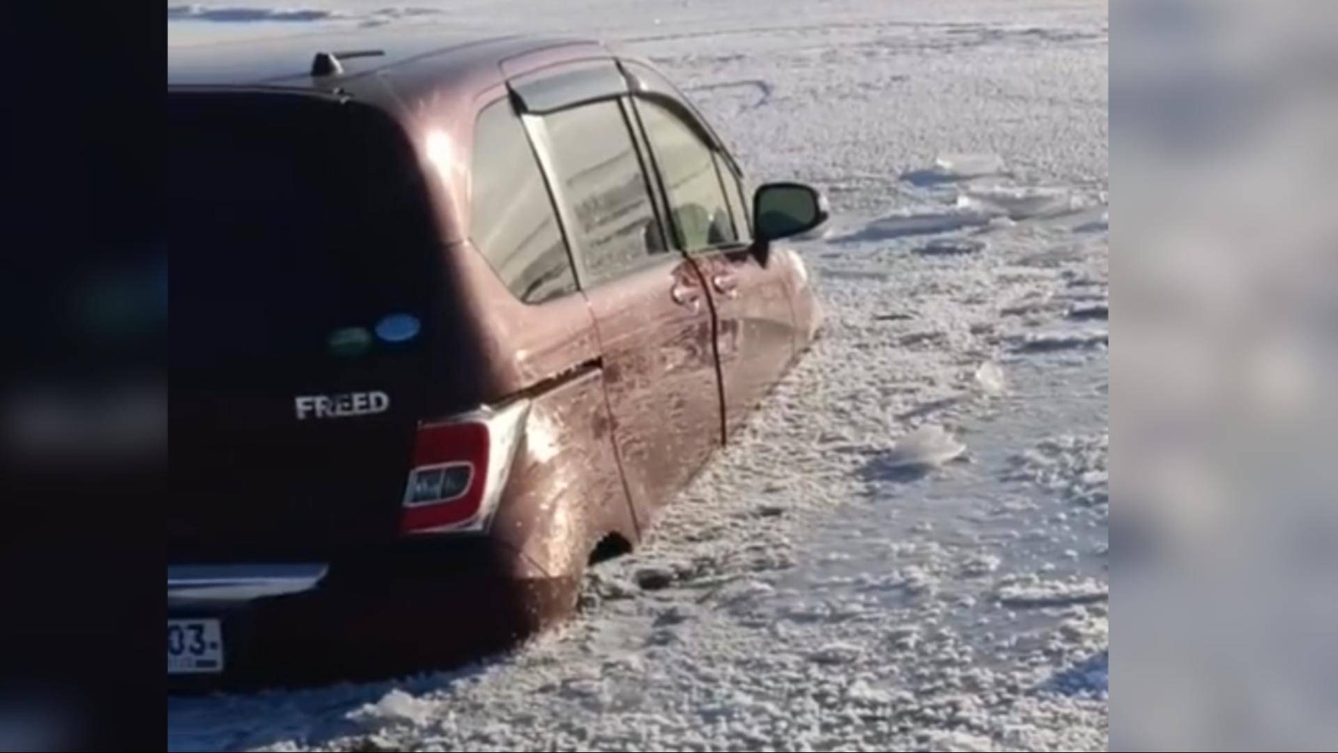 Автомобиль Honda вмерз во льды Байкала