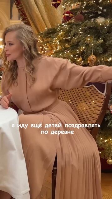 Юлия Пересильд - Я обманывала детей, притворяясь Дедом Морозом / Света вокруг света #shorts