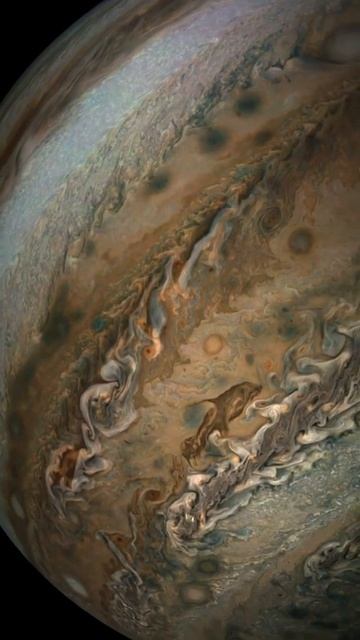 Захватывающе красиво. Зонд Juno от NASA показал, как выглядит Юпитер в реальности #Юпитер