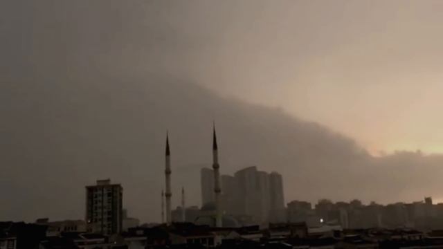 عصف مطري رهيب وعواصف رعدية تضرب اسطنبول الان