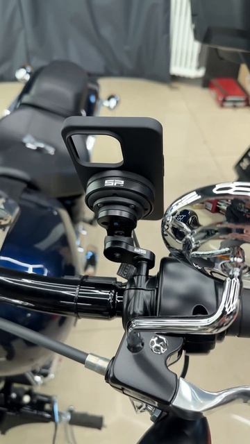 Установка крепления #SPConnect с виброизолятором и беспроводной зарядкой #harleydavidson #roadking