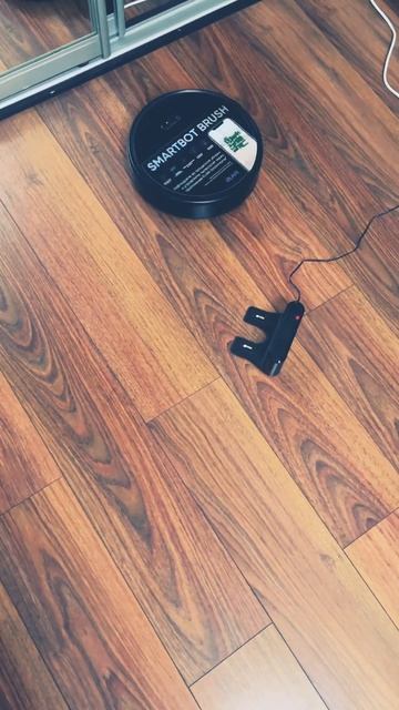 работа робота пылесоса Smartbot Brush,робот сам возвращается на базу для подзарядки.