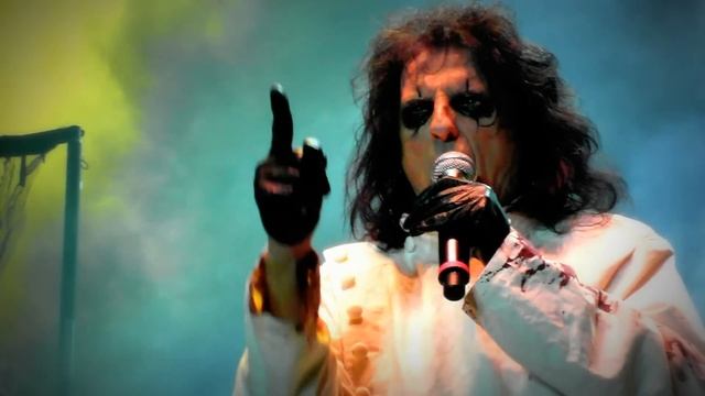 9) - Alice Cooper Bucharest 2011 - Feed My Frankenstain - full HD.MP4