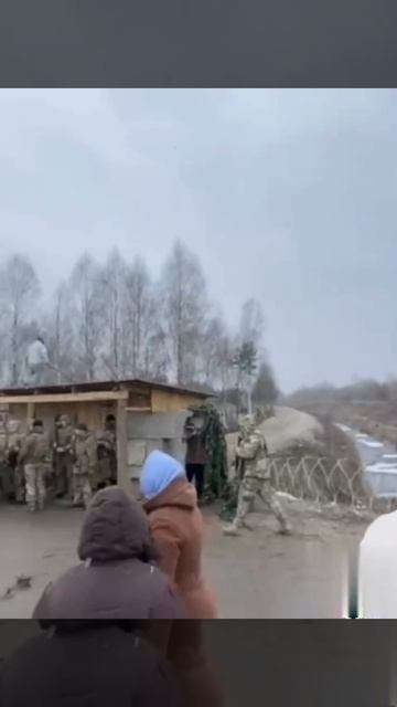 народ из Ровно разносит блокпост НАТОвских ТЦКшников, которые воруют украинцев