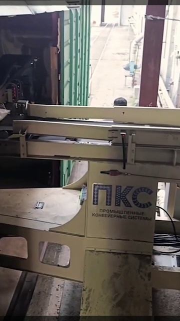 Процесс погрузки мешков в крытый ж/д вагон