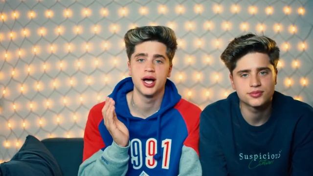 Близнецы пишут звездам в инстаграмм/ Кто ответит бартьям Мартинез?