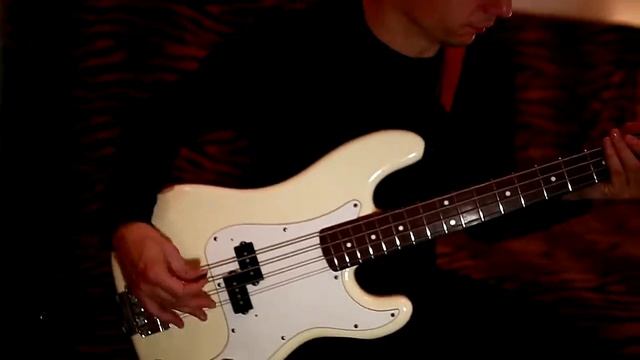 Кавер записывал в 2016 г.
Counterparts-tragedy still find us (bass cover)  #bass #бас #гитара #cover