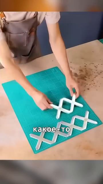Он делает это для защиты пляжа 🤔