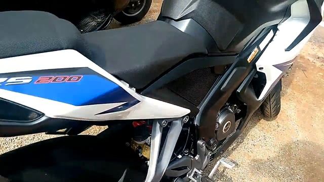 Comparison between Bajaj RS200 and Yamaha Fazer 250 (Fazer 25)